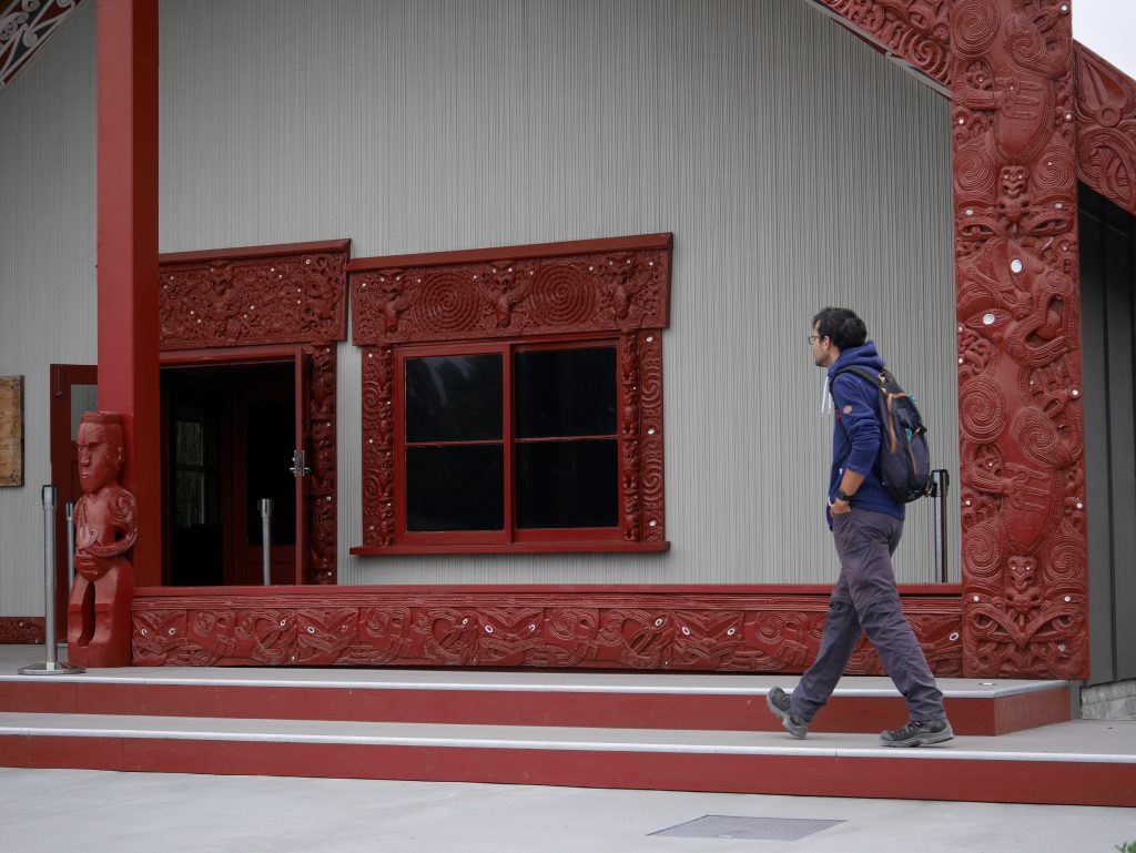 Thomas devant la maison commune