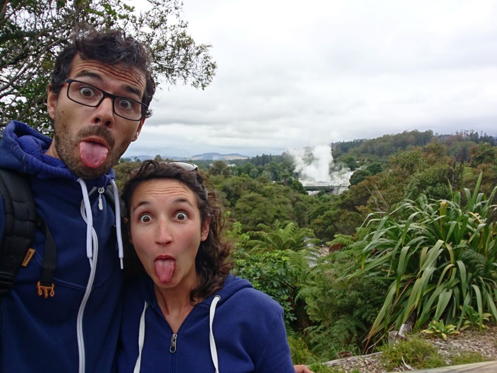 On se met aussi aux grimaces locales