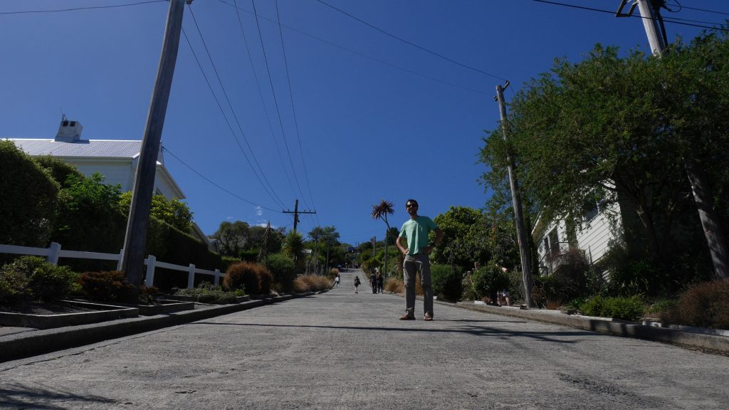 Thomas devant la rue la plus pentue du monde
