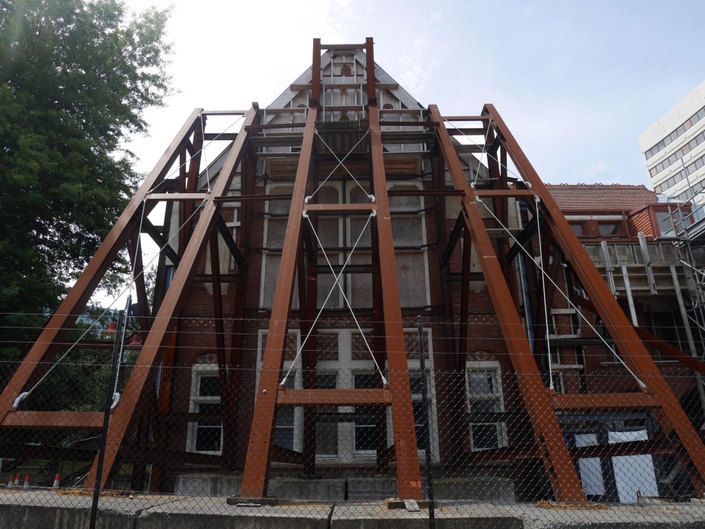 Soutien pour un des bâtiments endommagés par le séisme