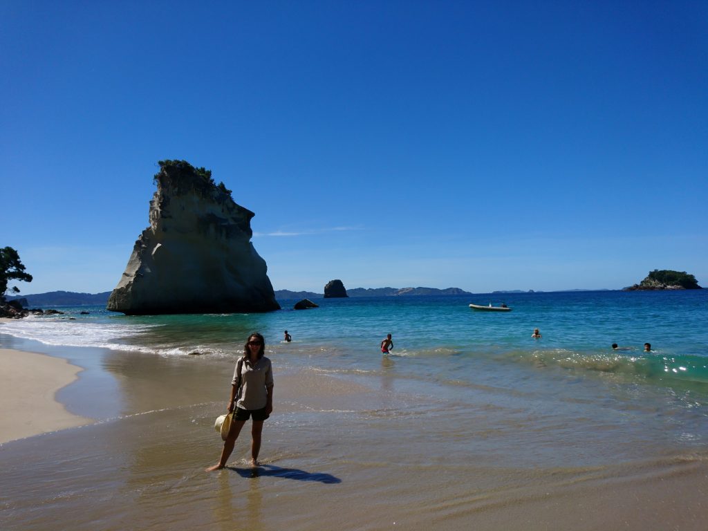 Sur la plage de Cathedral Cove