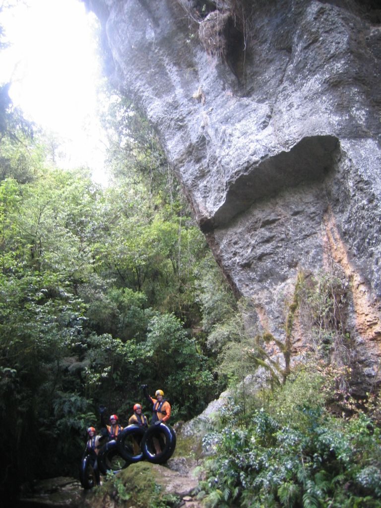 A l'entrée de la grotte