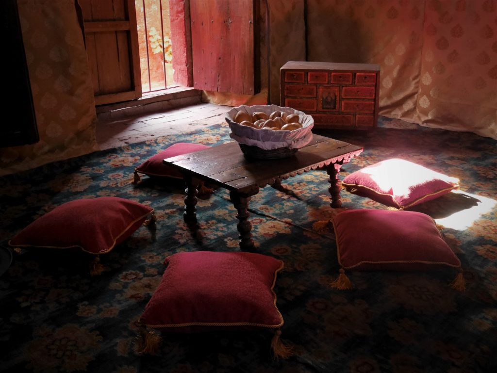 Une des salles de repos, à la mode orientale