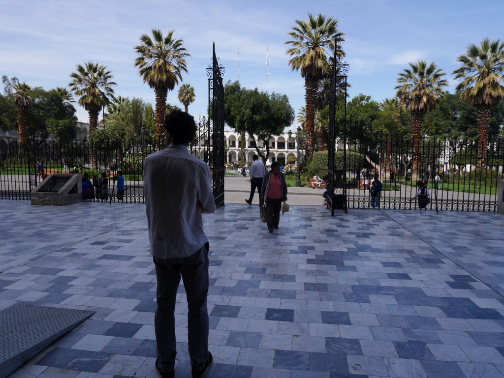 Thomas sort de la cathédrale