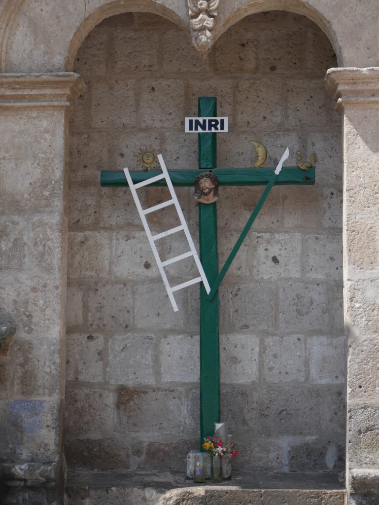 Le Christ entouré de deux symboles incas : le soleil et la lune