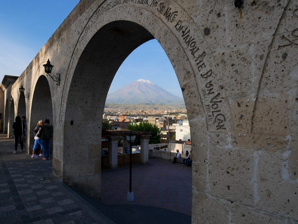 Les arcades du mirador et le volcan en fond