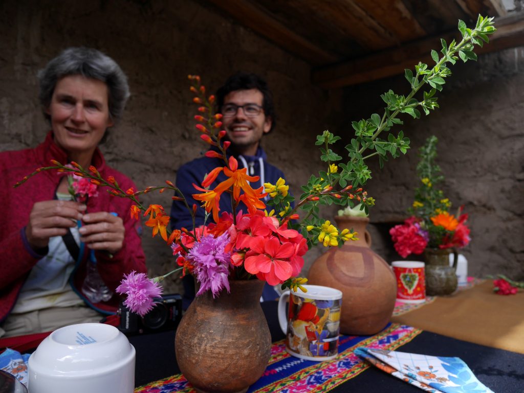 Thomas derrière les fleurs