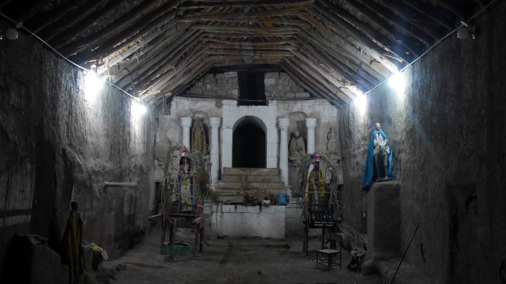 L'intérieur de l'église" width="640