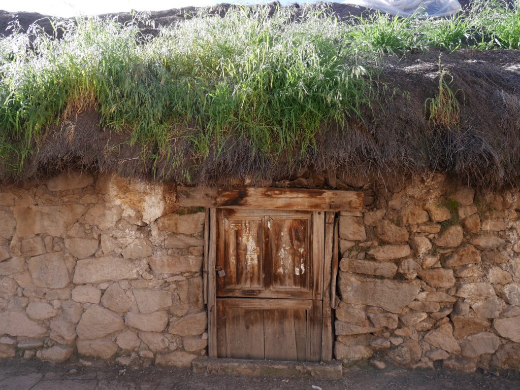 Une maison bien basse dans Charcana
