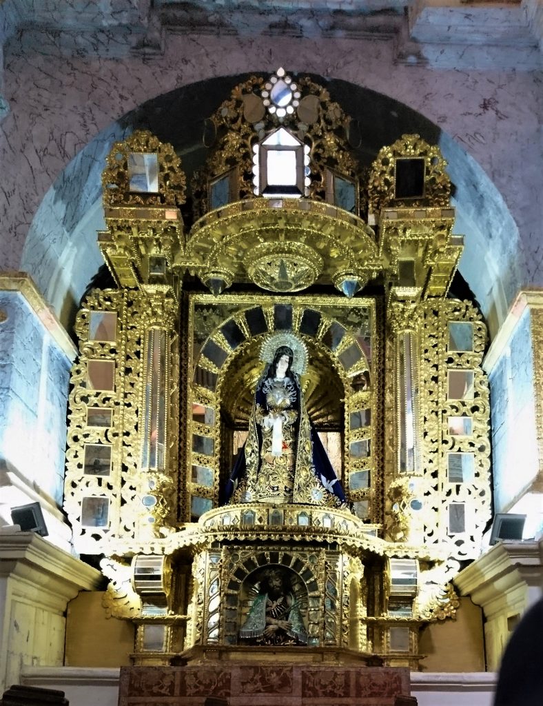 Une photo 'volée' : autel avec nombreux miroirs