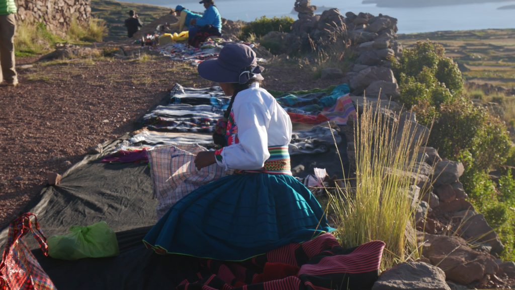 Une petite vendeuse d'artisanat