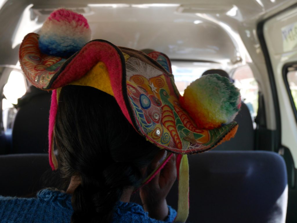 Toujours des chapeaux dans le collectivo