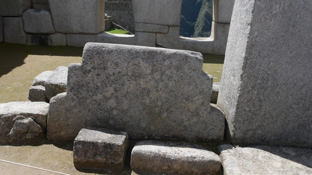 Une demi-croix andine, l'autre moitié étant l'ombre"
              width="640