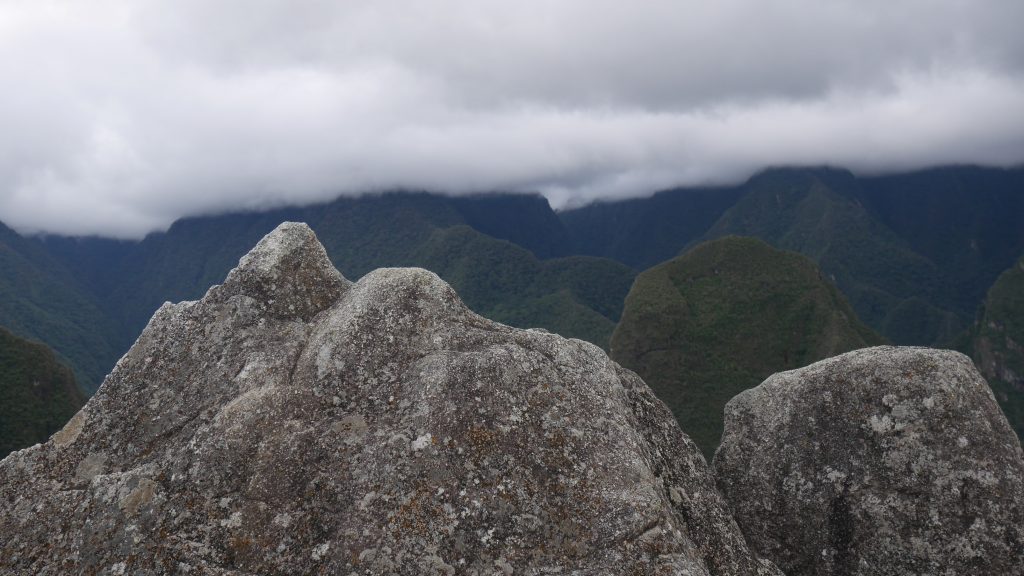 Roches taillées sur le modèle des montagnes au loin