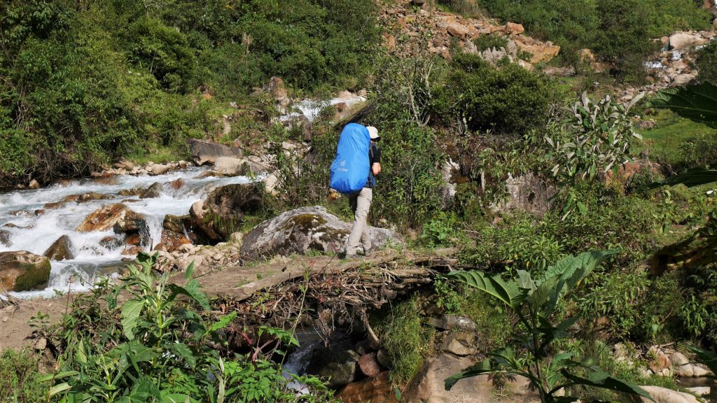 Thomas sur un pont de bois et boue