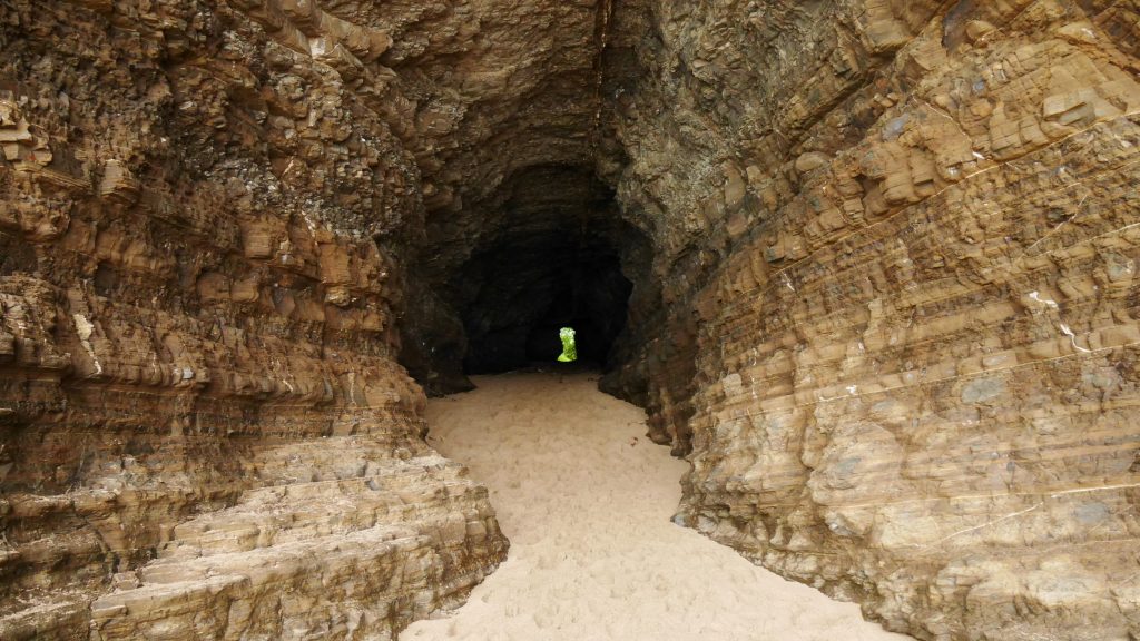 Le passage dans la roche percée, qui relier deux baies