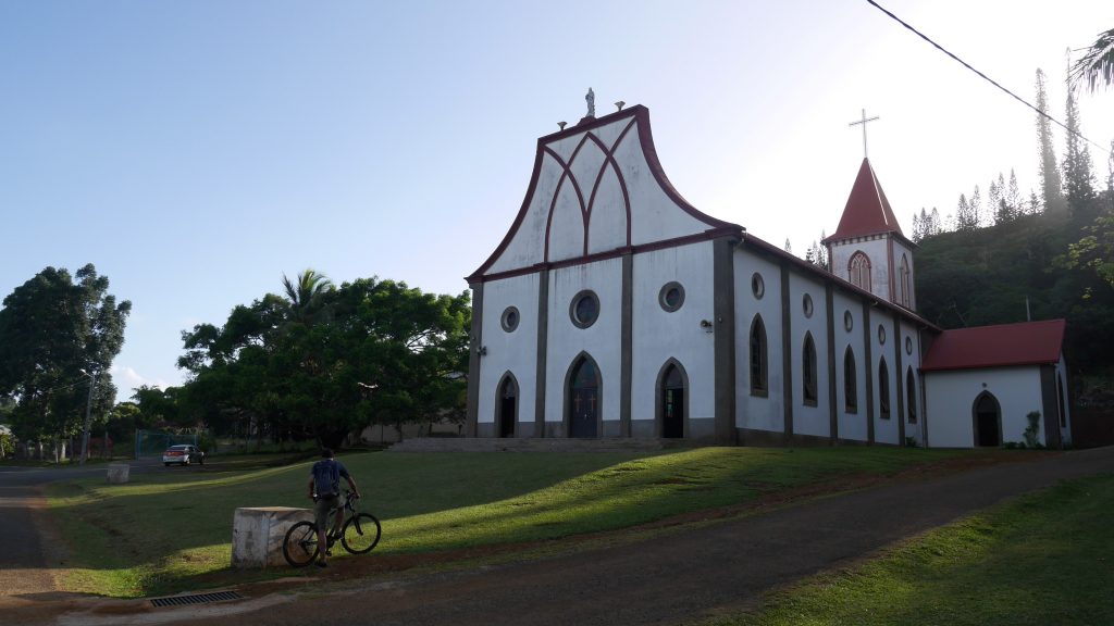 Thomas devant l'église de Vao