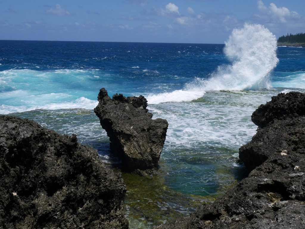 Près de l'entrée de la piscine naturelle, côté océan