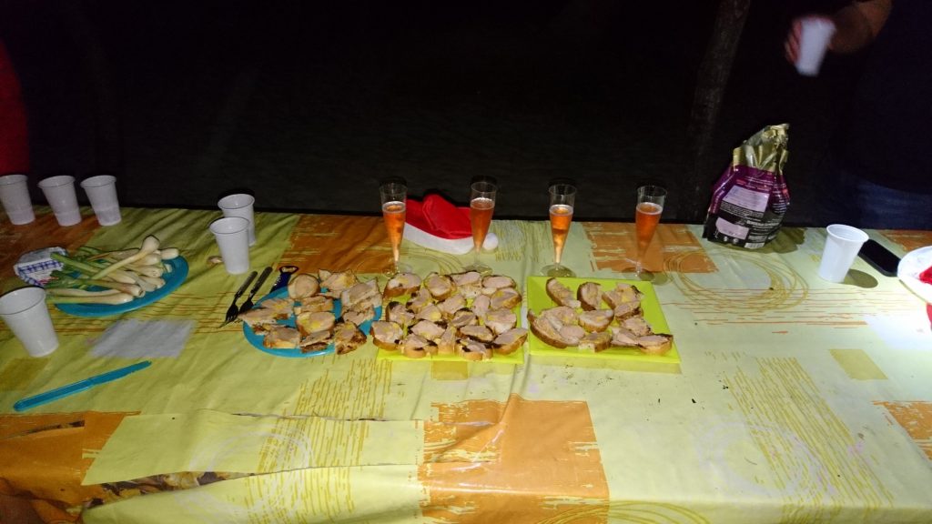Apéritif au foie gras et champagne, sur la plage