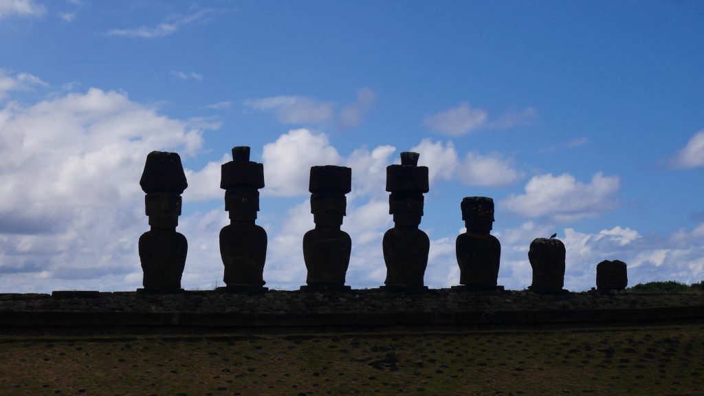 Les Moai près de la plage d'Anakena