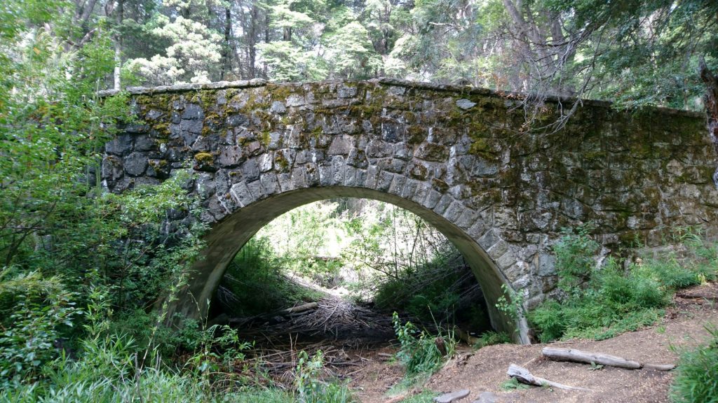 Un pont "romain" au milieu de la forêt