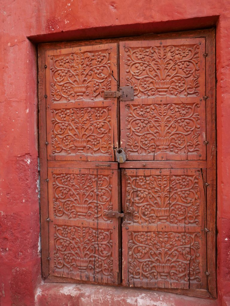Une des nombreuses portes sculptées