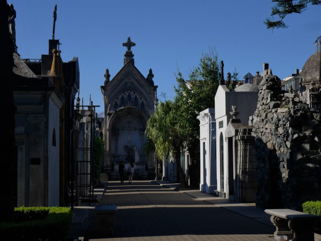 Dans le cimetière