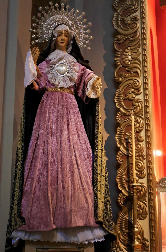 Dans la cathérale, la Vierge de la souffrance, habillée